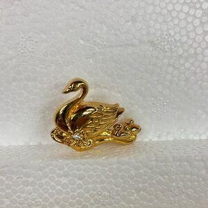 Vnt Avon Elegant Gold-Tone Avon Swan Pin
